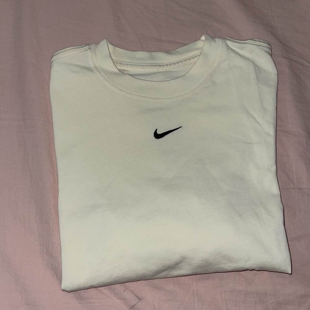 Nike sportswear essential short sleeve tee